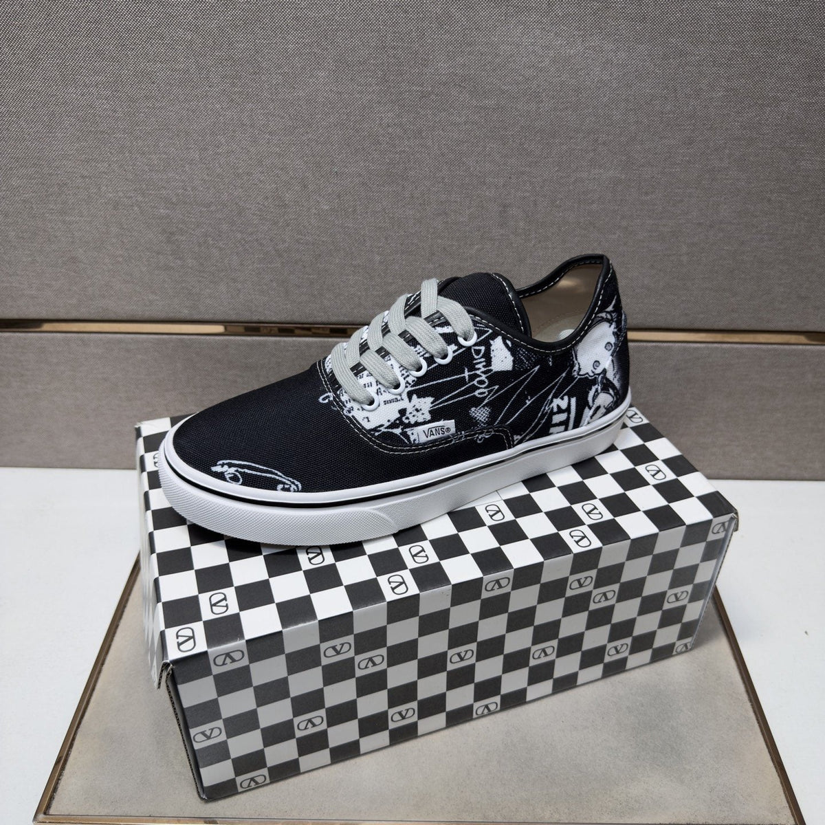 Vans Black Graphic Low-Top Sneakers - White Foxing And Outsole